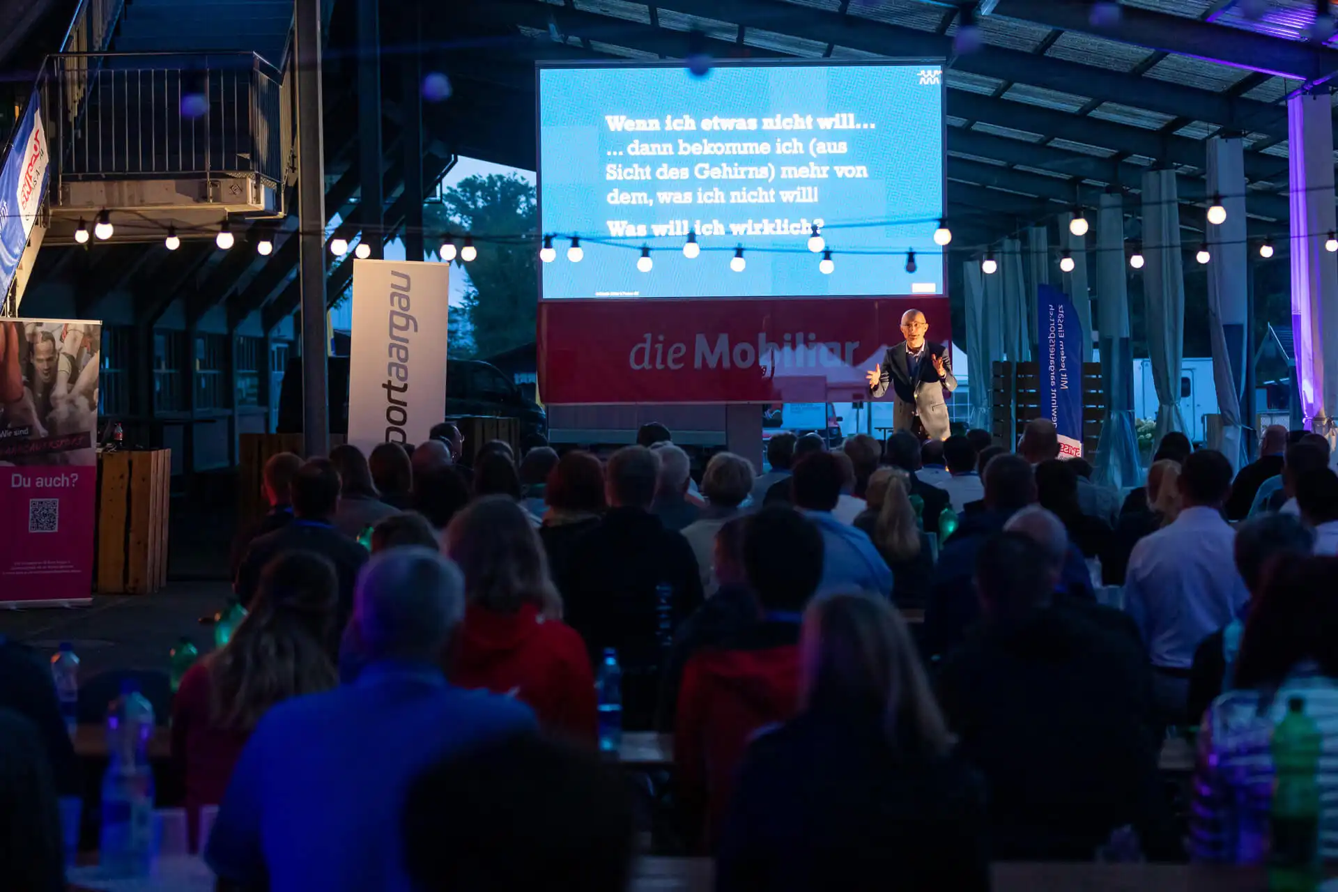 Keynote Speaker Claude Keller hält eine Rede am Sport Forum Aargau.